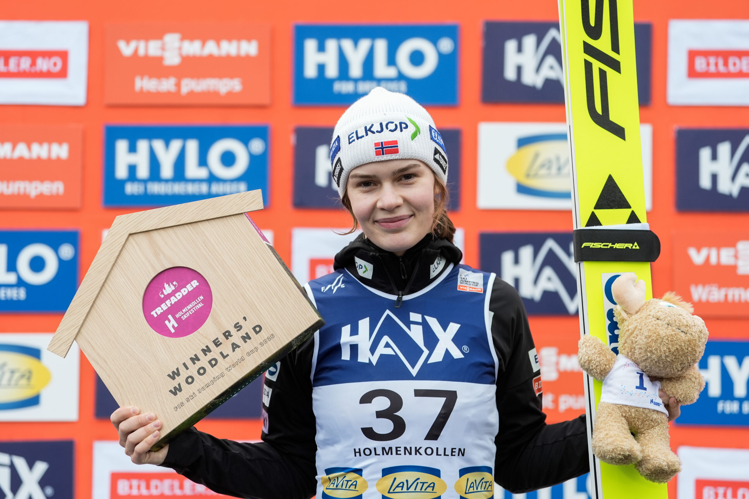 Oslo 20260314. 
Anna Odine Støm tar 3. plass etter hopp stor bakke for kvinner i verdenscupen i Holmenkollen lørdag.
Foto: Terje Pedersen / NTB